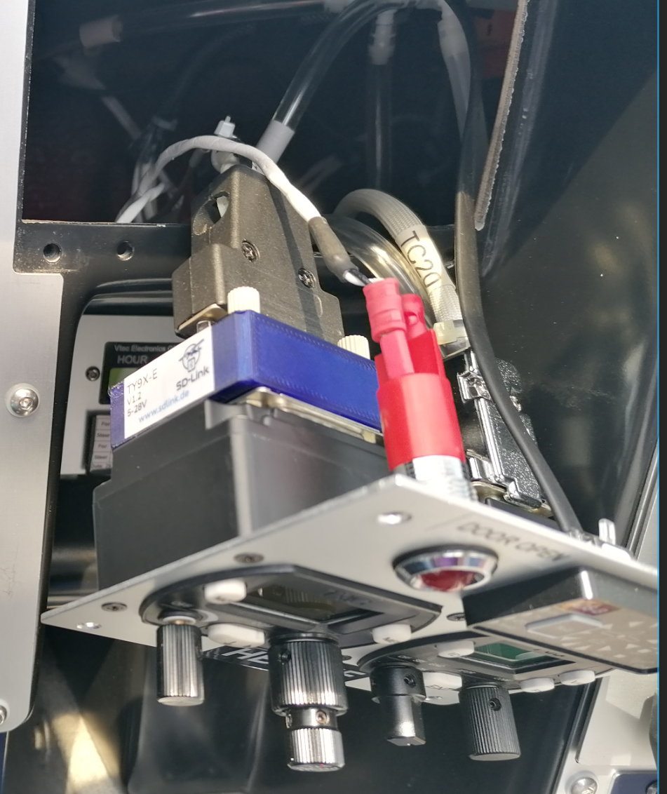 SD-Link TY9X-E-E Bluetooth Adapter für Skydemon installiert im Cockpit